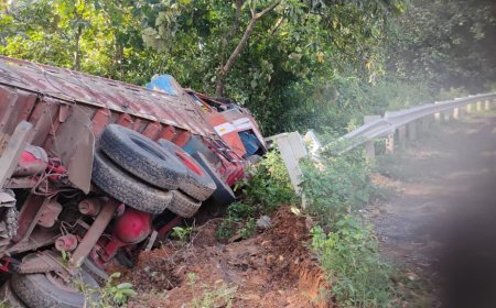 ಆರತಿ ಬೈಲ್ ಘಟ್ಟದಲ್ಲಿ ಉರುಳಿಬಿದ್ದ ಸಿಮೆಂಟ್ ಲಾರಿ