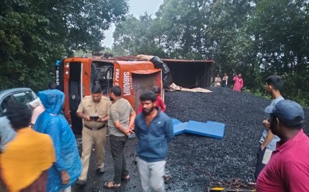 ಆರತಿಬೈಲ್ ಘಟ್ಟದಲ್ಲಿ ಉರುಳಿಬಿದ್ದ ಕಲ್ಲಿದ್ದಲು ಲಾರಿ