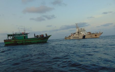 ನಿಯಂತ್ರಣ ತಪ್ಪಿದ ದೋಣಿ: 31 ಮಂದಿ ಮೀನುಗಾರರನ್ನು ರಕ್ಷಿಸಿದ ಕೋಸ್ಟ್ ಗಾರ್ಡ್