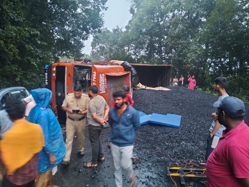 ಆರತಿಬೈಲ್ ಘಟ್ಟದಲ್ಲಿ ಉರುಳಿಬಿದ್ದ ಕಲ್ಲಿದ್ದಲು ಲಾರಿ