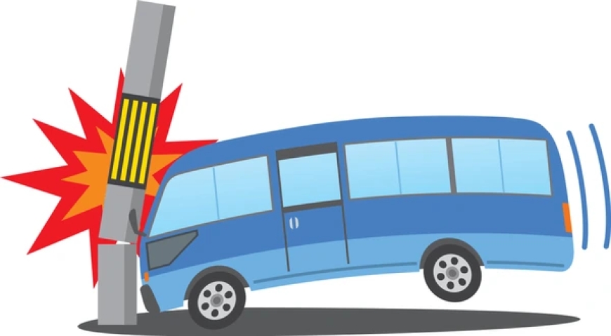 ಬಸ್ ಅಪಘಾತ: ತಪ್ಪಿದ ಭಾರಿ ದುರಂತ