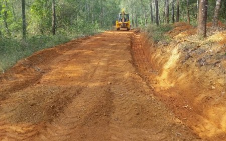 ಸರ್ಕಾರಕ್ಕೆ ಹಿಡಿಶಾಪ ಹಾಕುತ್ತ ರಸ್ತೆಯನ್ನು ಸ್ವಂತ ಖರ್ಚಿನಲ್ಲಿ ಸರಿಪಡಿಸಿಕೊಂಡ ಗ್ರಾಮಸ್ಥರು