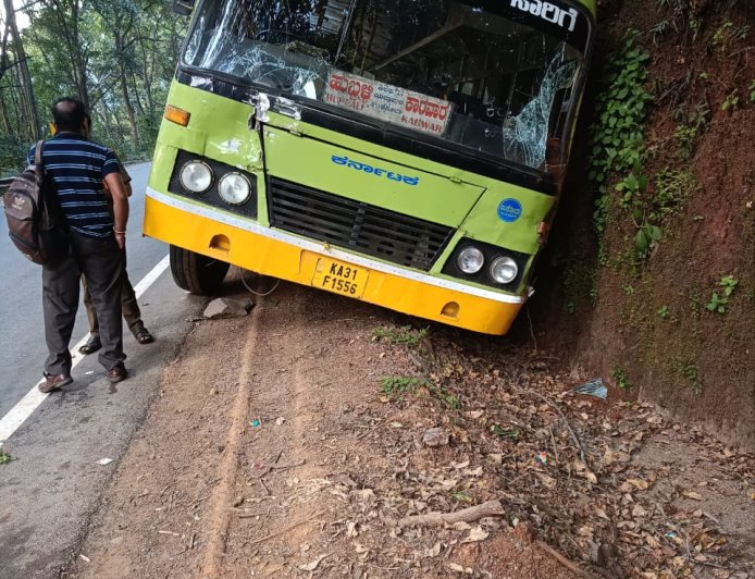ಗಟಾರಕ್ಕೆ ಉರುಳಿದ ಬಸ್:‌ ತಪ್ಪಿದ ಅನಾಹುತ