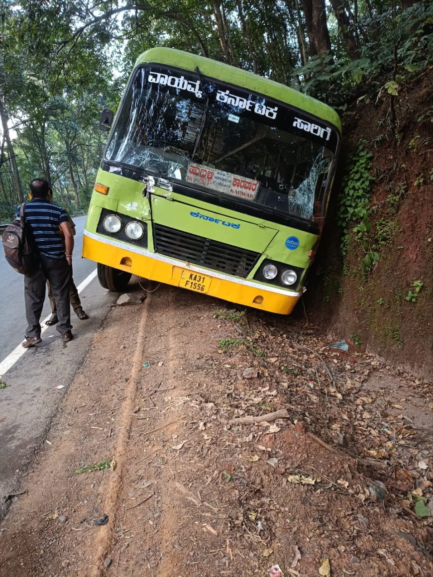 ಗಟಾರಕ್ಕೆ ಉರುಳಿದ ಬಸ್:‌ ತಪ್ಪಿದ ಅನಾಹುತ