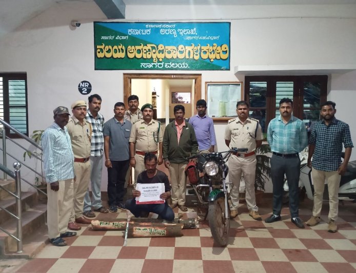 ಶ್ರೀಗಂಧದ ಮರ ಕಡಿದು ಸಾಗಿಸುತ್ತಿದ್ದ ವ್ಯಕ್ತಿಯ ಬಂಧನ