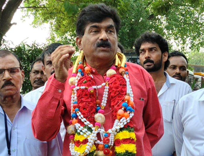 ಸಾವಿರ ರೂಪಾಯಿ ಕೊಡುತ್ತೇವೆ, ನಮ್ಮವರಿಗೂ ಭೂಮಿ ಕೊಡಿ ಕೇಂದ್ರಕ್ಕೆ ಆಗ್ರಹ - ರವೀಂದ್ರ ನಾಯ್ಕ