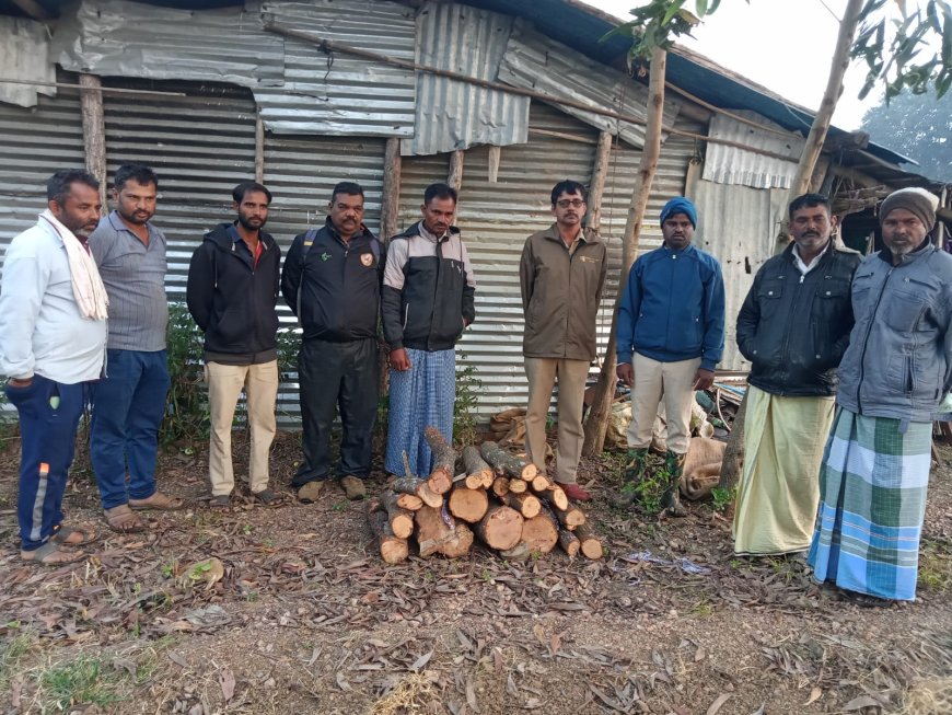 ಮನೆಯಲ್ಲಿ ಅಡಗಿಸಿದ್ದ ಶ್ರೀಗಂಧ ಜಪ್ತಿ – ಆರೋಪಿ ಪರಾರಿ