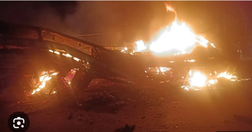 ಚಿತ್ರದುರ್ಗದಲ್ಲಿ ಭೀಕರ ರಸ್ತೆ ದುರಂತ :  ಬಸ್–ಲಾರಿ ಮುಖಾಮುಖಿ ಡಿಕ್ಕಿ: 17ಕ್ಕೂ ಹೆಚ್ಚು ಮಂದಿ ಸಜೀವ ದಹನ