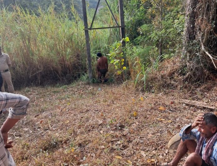 ಗಿರಗಡ್ಡೆ ಬಳಿ ವಿದ್ಯುತ್ ಕಂಬದಲ್ಲಿ ಶವ ಪತ್ತೆ; ಅನುಮಾನಾಸ್ಪದ ಸಾವು ಎಂದು ಶಂಕೆ