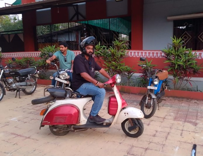 ಶಿರಸಿಯಲ್ಲಿ ಗತಕಾಲದ ವೈಭವ ಸಾರಿದ 'ವಿಂಟೇಜ್ ಬೈಕ್ ಪ್ರದರ್ಶನ': ಜನಮನ ಸೆಳೆದ 50ಕ್ಕೂ ಹೆಚ್ಚು ಕ್ಲಾಸಿಕ್ ವಾಹನಗಳು