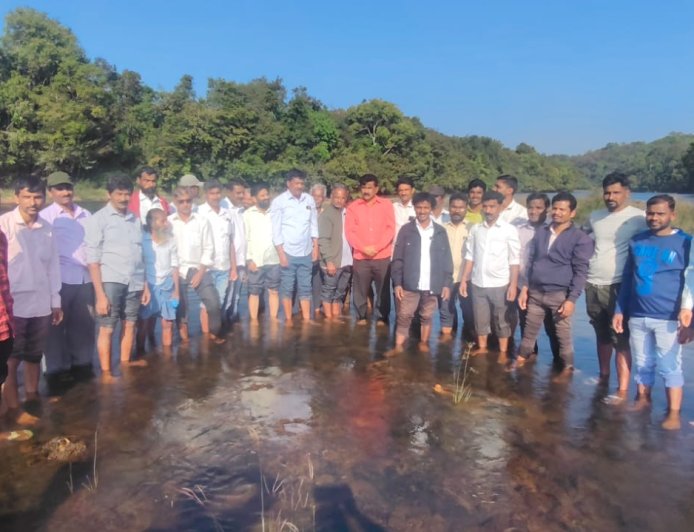 ಅಘನಾಶಿನಿ ನದಿಗೆ ಇಳಿದು ಹೋರಾಟಗಾರರ ಪ್ರತಿಜ್ಷೇ: ಪರಿಸರ ಮತ್ತು ಜನವಿರೋಧಿ ಯೋಜನೆ ತಡೆಯಲು ಸನ್ನಧ್ಧ - ರವೀಂದ್ರ ನಾಯ್ಕ