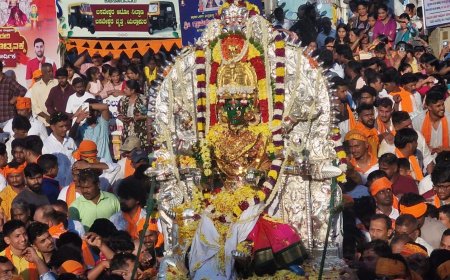 ಯಲ್ಲಾಪುರ ಜಾತ್ರೆಗೆ ಅದ್ಧೂರಿ ಚಾಲನೆ: ಗದ್ದುಗೆಗೆ ಬಂದ ಕಾಳಮ್ಮ‌ದುರ್ಗಮ್ಮಾ ದೇವಿಯರು