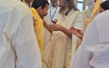 ಶ್ರೀ ರವಿಶಂಕರ ಗುರೂಜಿಯವರಿಂದ ಯಲ್ಲಾಪುರದ ಯೋಗ ಹಾಗೂ ಸಂಗೀತ ಸಾಧಕರಿಗೆ ಸನ್ಮಾನ