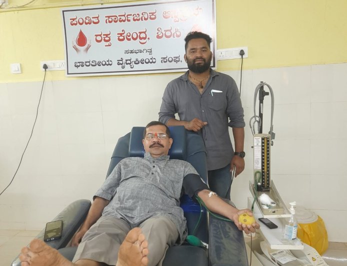 ಜಾತ್ರೆ ಪ್ರಯುಕ್ತ ದೇವಿ ಪ್ರೀತ್ಯರ್ಥ ಹಾಗೂ ನದಿ ಜೋಡಣೆಯಾಗದಂತೆ ಡಾ. ರವಿಕಿರಣ ಪಟವರ್ಧನ ಅವರಿಂದ ರಕ್ತದಾನ!