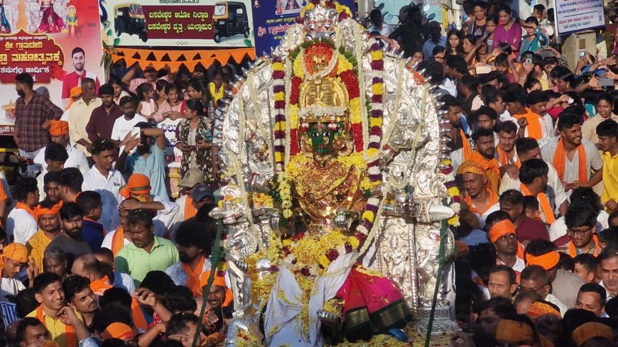 ಯಲ್ಲಾಪುರ ಜಾತ್ರೆಗೆ ಅದ್ಧೂರಿ ಚಾಲನೆ: ಗದ್ದುಗೆಗೆ ಬಂದ ಕಾಳಮ್ಮ‌ದುರ್ಗಮ್ಮಾ ದೇವಿಯರು