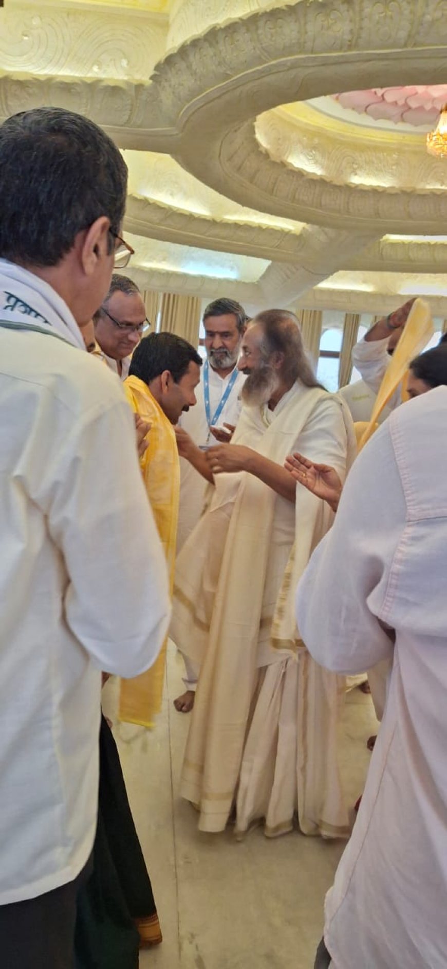 ಶ್ರೀ ರವಿಶಂಕರ ಗುರೂಜಿಯವರಿಂದ ಯಲ್ಲಾಪುರದ ಯೋಗ ಹಾಗೂ ಸಂಗೀತ ಸಾಧಕರಿಗೆ ಸನ್ಮಾನ