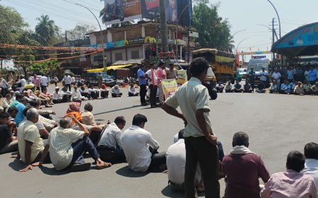 ಆಡಳಿತಾಧಿಕಾರಿ ದಮನಕಾರಿ ನೀತಿ ಖಂಡಿಸಿ ಟಿಎಂಎಸ್ ಉಳಿಸಿ ಹೋರಾಟ ಸಮಿತಿಯಿಂದ ರಸ್ತೆ ತಡೆ