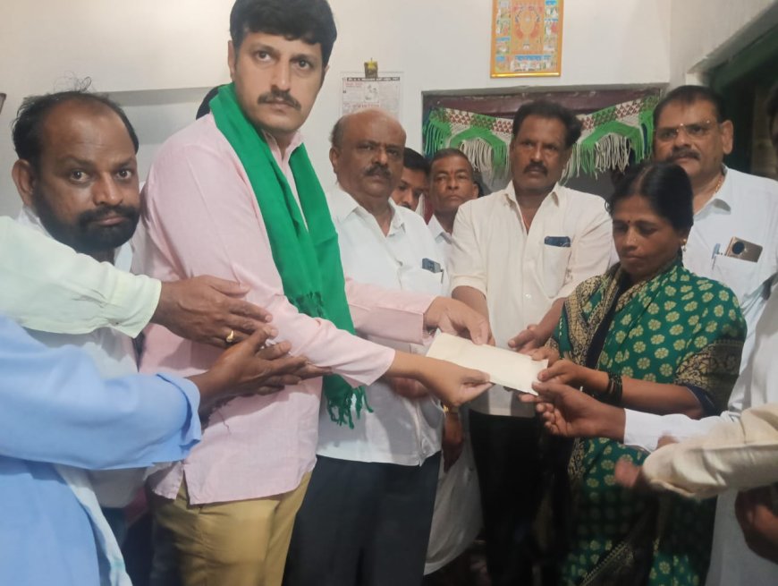 ಮುಂಡಗೋಡಿನ ಮೃತ ರೈತ ಕುಟುಂಬಕ್ಕೆ ಬಿಜೆಪಿ ಧನಸಹಾಯ; ರಾಜ್ಯ ಸರ್ಕಾರದ ವಿರುದ್ಧ ಆಕ್ರೋಶ