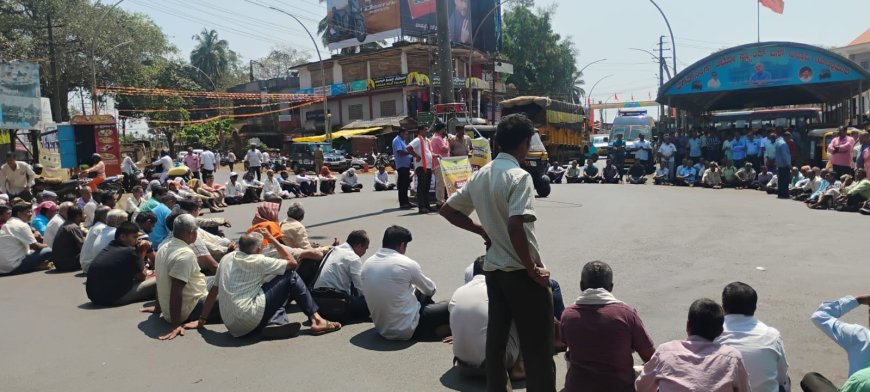 ಆಡಳಿತಾಧಿಕಾರಿ ದಮನಕಾರಿ ನೀತಿ ಖಂಡಿಸಿ ಟಿಎಂಎಸ್ ಉಳಿಸಿ ಹೋರಾಟ ಸಮಿತಿಯಿಂದ ರಸ್ತೆ ತಡೆ