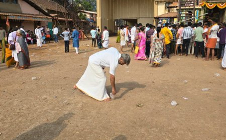 ಭಕ್ತಿ ಅಂದರೆ ಕೇವಲ ಕೈ ಮುಗಿಯುವುದಲ್ಲ; ಮಂಜಗುಣಿಯ ರಥಬೀದಿಯಲ್ಲಿ 'ಸ್ವಚ್ಛ ಸೇವೆ'ಯ ಮೂಲಕ ಮಾದರಿಯಾದ ಅರವಿಂದ ಹೆಗಡೆ!