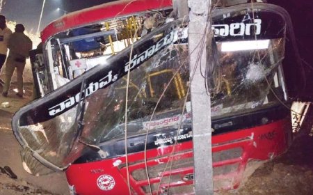 ಹಿರೇಗುತ್ತಿ ಬಳಿ ಭೀಕರ ಅಪಘಾತ: ವಿದ್ಯುತ್ ಕಂಬಕ್ಕೆ ಡಿಕ್ಕಿ ಹೊಡೆದ ಕೆಎಸ್‌ಆರ್‌ಟಿಸಿ ಬಸ್, 52 ಪ್ರಯಾಣಿಕರು ಪಾರು!