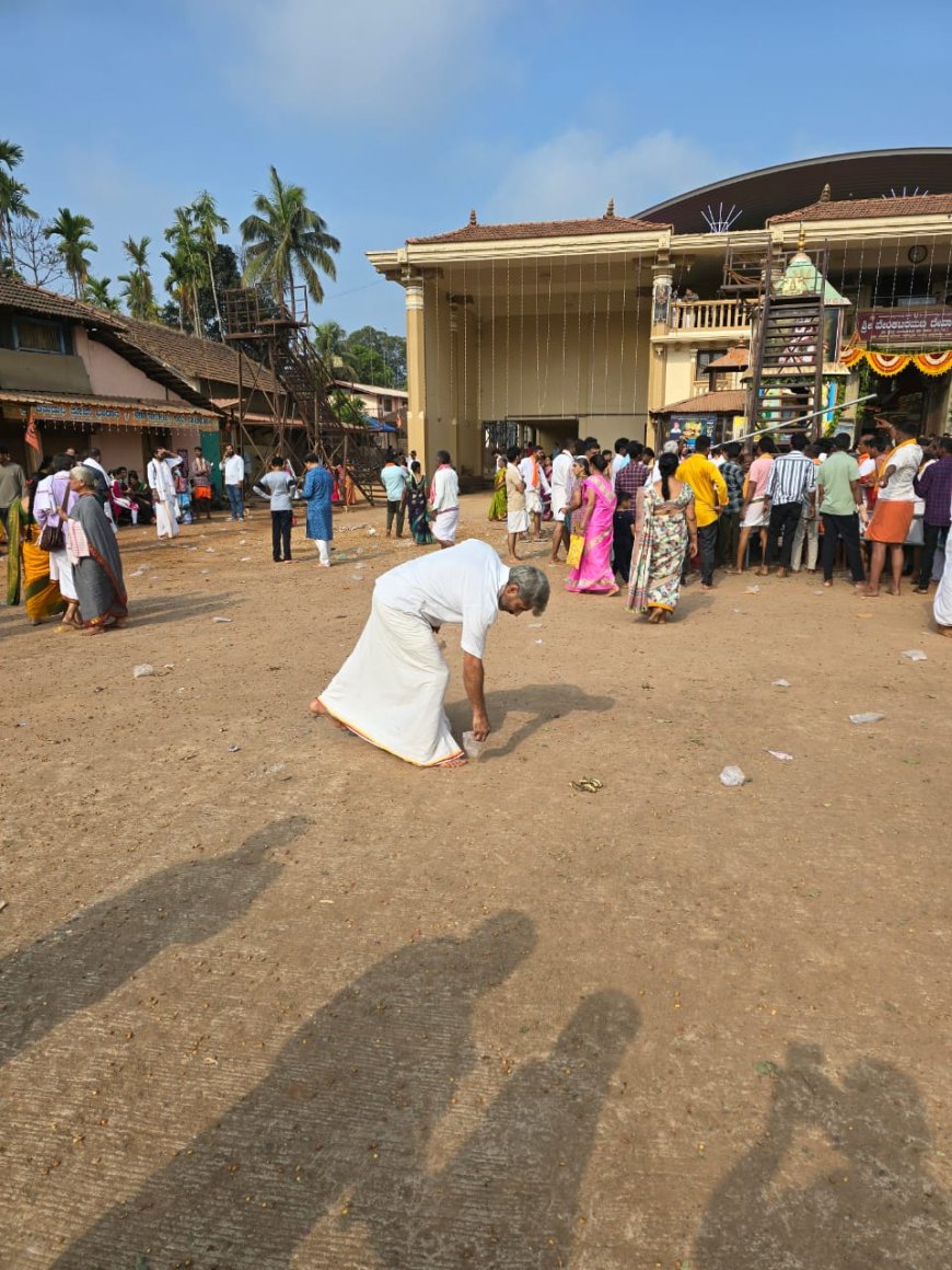 ಭಕ್ತಿ ಅಂದರೆ ಕೇವಲ ಕೈ ಮುಗಿಯುವುದಲ್ಲ; ಮಂಜಗುಣಿಯ ರಥಬೀದಿಯಲ್ಲಿ 'ಸ್ವಚ್ಛ ಸೇವೆ'ಯ ಮೂಲಕ ಮಾದರಿಯಾದ ಅರವಿಂದ ಹೆಗಡೆ!