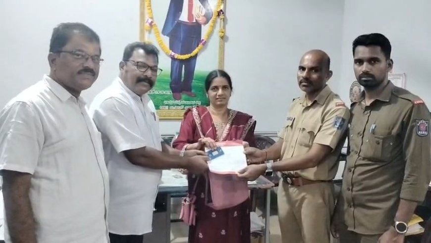 ಬಸ್ಸಿನಲ್ಲಿ ಬಿಟ್ಟು ಹೋಗಿದ್ದ ಬಂಗಾರ ಮರಳಿಸಿದ ಶಿರಸಿ ಸಾರಿಗೆ ದೂತರು!