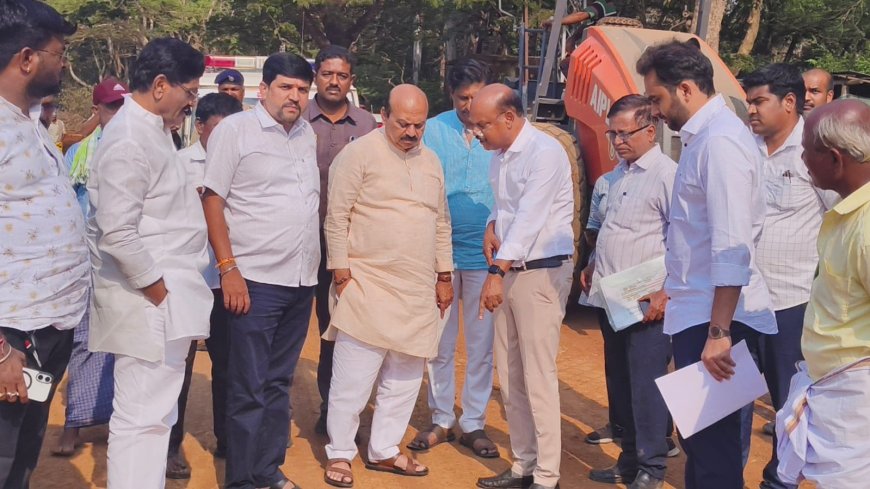 ಹಾವೇರಿ-ಶಿರಸಿ ಹೆದ್ದಾರಿ ಕಾಮಗಾರಿ ಪರಿಶೀಲಿಸಿದ ಸಂಸದ ಬೊಮ್ಮಾಯಿ: ಅಧಿಕಾರಿಗಳಿಗೆ 'ಕ್ಲಾಸ್', ತಿಂಗಳಾಂತ್ಯದೊಳಗೆ ಕಾಮಗಾರಿ ಮುಕ್ತಾಯಕ್ಕೆ  ಡೆಡ್‌ಲೈನ್!