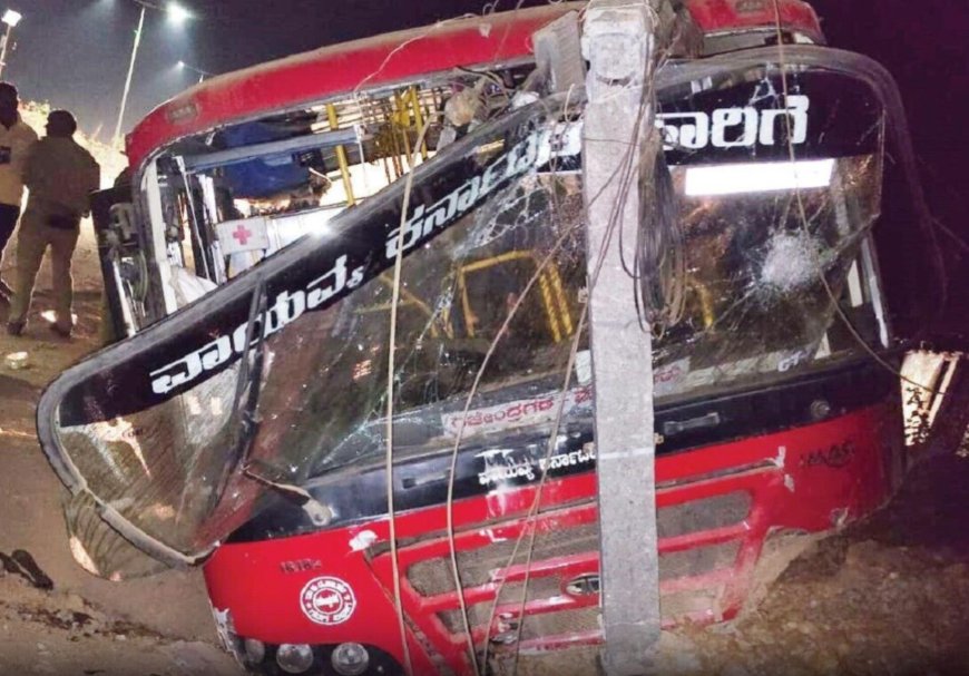 ಹಿರೇಗುತ್ತಿ ಬಳಿ ಭೀಕರ ಅಪಘಾತ: ವಿದ್ಯುತ್ ಕಂಬಕ್ಕೆ ಡಿಕ್ಕಿ ಹೊಡೆದ ಕೆಎಸ್‌ಆರ್‌ಟಿಸಿ ಬಸ್, 52 ಪ್ರಯಾಣಿಕರು ಪಾರು!