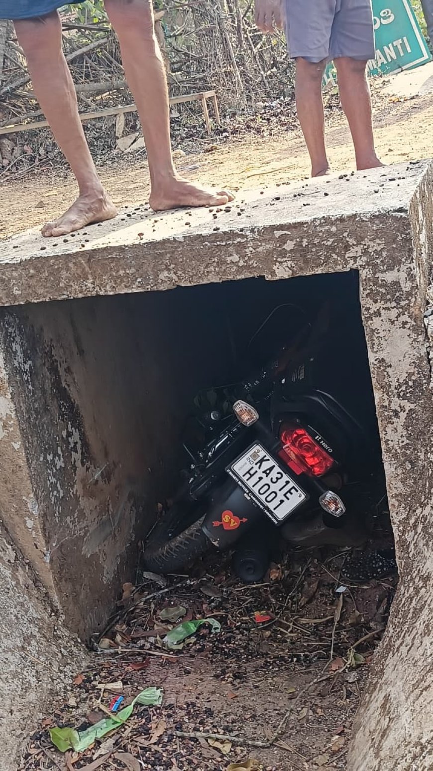 ನಿಯಂತ್ರಣ ತಪ್ಪಿ ಬ್ರಿಜ್‌ನಿಂದ ಕೆಳಕ್ಕೆ ಬಿದ್ದ ಬೈಕ್; ಪತ್ನಿ-ಮಗು ಪಾರು, ಸವಾರ ದಾರುಣ ಸಾವು!
