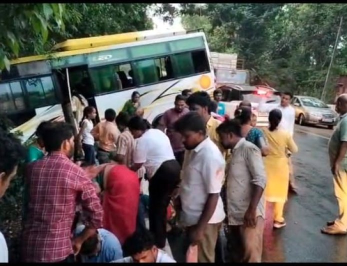 ಮನೆಬಾಗಿಲಲ್ಲೇ ಕಾದಿತ್ತು ಮೃತ್ಯು ಸದೃಶ ಅಪಘಾತ; ಮದುವೆ ಸಂಭ್ರಮ ಮುಗಿಸಿ ಮರಳುತ್ತಿದ್ದ 10ಕ್ಕೂ ಹೆಚ್ಚು ಜನರಿಗೆ ಗಾಯ!