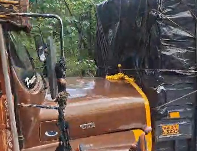 ಶಿರಸಿ: ದೇವನಿಲಯದ ಬಳಿ ಸರಣಿ ಅಪಘಾತ — ಕೂದಲೆಳೆ ಅಂತರದಲ್ಲಿ ತಪ್ಪಿದ ಭಾರಿ ಅನಾಹುತ!