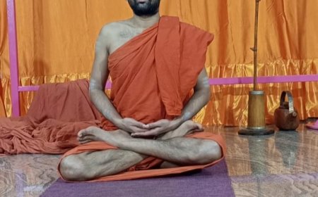 ವಿಶ್ವ ಯೋಗ ದಿನಾಚರಣೆ: ಯೋಗಾಸನ ಮಾಡಿ ಮಾದರಿಯಾದ ಸ್ವರ್ಣವಲ್ಲೀ ಕಿರಿಯ ಶ್ರೀ