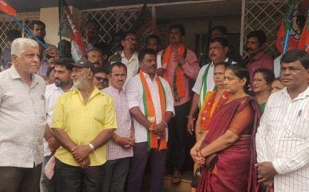 ಶಿರಸಿಯಲ್ಲಿ ಅವೈಜ್ಞಾನಿಕ ರಸ್ತೆ ಕಾಮಗಾರಿಗೆ ಆಕ್ರೋಶ: ಡಿವೈಡರ್ ತೆರವುಗೊಳಿಸುವಂತೆ ಬಿಜೆಪಿ ಪ್ರತಿಭಟನೆ, ಲೋಕೋಪಯೋಗಿ ಇಲಾಖೆ ಕಚೇರಿಗೆ ಮುತ್ತಿಗೆ