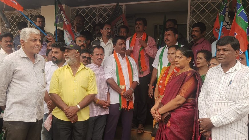 ಶಿರಸಿಯಲ್ಲಿ ಅವೈಜ್ಞಾನಿಕ ರಸ್ತೆ ಕಾಮಗಾರಿಗೆ ಆಕ್ರೋಶ: ಡಿವೈಡರ್ ತೆರವುಗೊಳಿಸುವಂತೆ ಬಿಜೆಪಿ ಪ್ರತಿಭಟನೆ, ಲೋಕೋಪಯೋಗಿ ಇಲಾಖೆ ಕಚೇರಿಗೆ ಮುತ್ತಿಗೆ