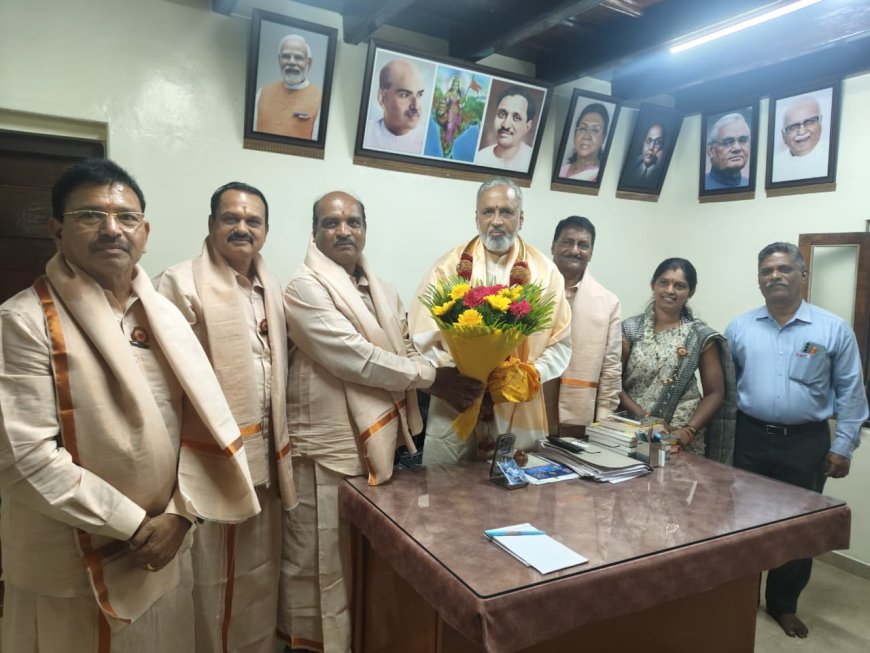 ಶಿರಸಿ ಮಾರಿಕಾಂಬಾ ದೇವಸ್ಥಾನದ ನೂತನ ಆಡಳಿತ ಮಂಡಳಿ ಸಂಸದ ಕಾಗೇರಿ ಭೇಟಿ; ಅಭಿವೃದ್ಧಿಗೆ ಸಂಪೂರ್ಣ ಬೆಂಬಲದ ಭರವಸೆ