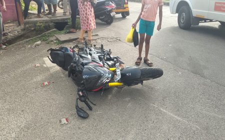 ಬೈಕ್-ಸ್ಕೂಟಿ ಡಿಕ್ಕಿ: ರಕ್ತದ ಮಡುವಿನಲ್ಲಿ ಬಿದ್ದ ಮಹಿಳೆ; ಅಜಾಗರೂಕ ಚಾಲನೆ ಆರೋಪದಡಿ ಬೈಕ್ ಸವಾರನ ವಿರುದ್ಧ ಪ್ರಕರಣ