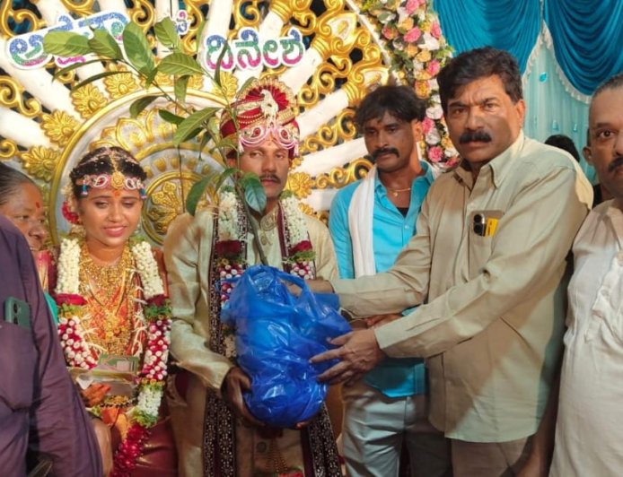 ನವದಂಪತಿಗೆ ಗಿಡ ನೀಡಿ ಪರಿಸರ ಕಾಳಜಿ; ಮತದಾರರ ಪಟ್ಟಿ ಪರಿಷ್ಕರಣೆಗೆ ಜಾಗೃತಿ ಸಂದೇಶ