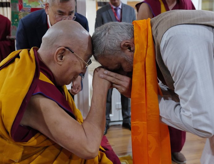 ದಲಾಯಿ ಲಾಮಾ ಭೇಟಿ ಮಾಡಿ ಆಶೀರ್ವಾದ ಪಡೆದ ಸಂಸದ ಕಾಗೇರಿ