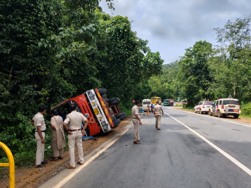 ಆರತಿಬೈಲ್ ಘಟ್ಟದಲ್ಲಿ ಗ್ಯಾಸ್ ಟ್ಯಾಂಕರ್ ಪಲ್ಟಿ; ಅದೃಷ್ಟವಶಾತ್ ತಪ್ಪಿದ ಭಾರಿ ಅನಾಹುತ