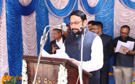 ಸ್ವಾತಂತ್ರ್ಯೋತ್ಸವ ಕಾರ್ಯಕ್ರಮದಲ್ಲೇ ಬೆಳಕಿನ ಕೊರತೆ: ಮೊಬೈಲ್ ಟಾರ್ಚ್ ಬೆಳಕಿನಲ್ಲಿ ಭಾಷಣ ಓದಿದ ಸಚಿವ ಸವದಿ