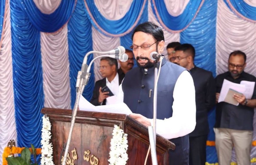 ಸ್ವಾತಂತ್ರ್ಯೋತ್ಸವ ಕಾರ್ಯಕ್ರಮದಲ್ಲೇ ಬೆಳಕಿನ ಕೊರತೆ: ಮೊಬೈಲ್ ಟಾರ್ಚ್ ಬೆಳಕಿನಲ್ಲಿ ಭಾಷಣ ಓದಿದ ಸಚಿವ ಸವದಿ