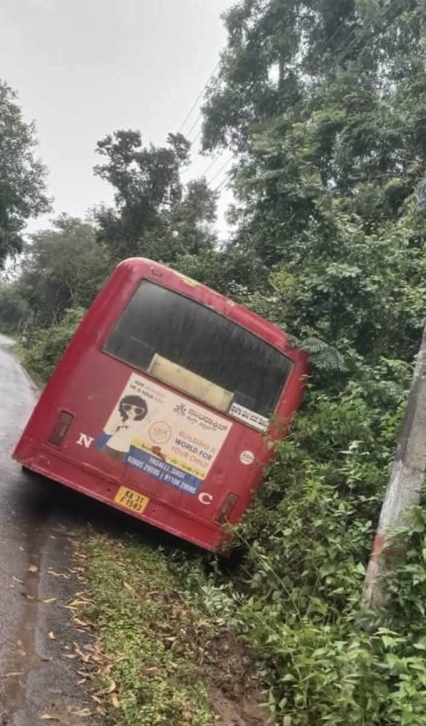 ನಿಯಂತ್ರಣ ತಪ್ಪಿದ ಬಸ್‌ ವಿದ್ಯುತ್‌ ಕಂಬಕ್ಕೆ ಡಿಕ್ಕಿ; ಕೂದಲೆಳೆಯ ಅಂತರದಲ್ಲಿ ತಪ್ಪಿದ ಭಾರೀ ಅನಾಹುತ