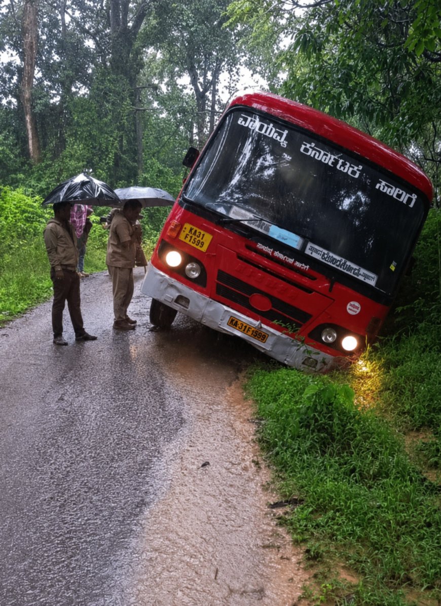 ಕಾಲುವೆಗಿಳಿದ ಕೆಎಸ್‌ಆರ್‌ಟಿಸಿ ಬಸ್; ಸ್ವಲ್ಪದರಲ್ಲೇ ತಪ್ಪಿದ ಭಾರೀ ಅನಾಹುತ