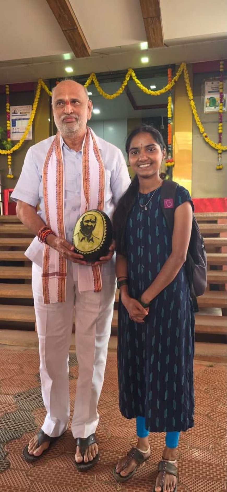 ಕಲ್ಲಂಗಡಿ ಹಣ್ಣಿನಲ್ಲಿ ಶಾಸಕ ಶಿವರಾಮ ಹೆಬ್ಬಾರ ಭಾವಚಿತ್ರ ಕೆತ್ತಿದ ಪ್ರತಿಭೆ: ಪೂಜಾ ಲಕ್ಷ್ಮೀಶ ನಾಯ್ಕಗೆ ಹೆಬ್ಬಾರ ಮೆಚ್ಚುಗೆ