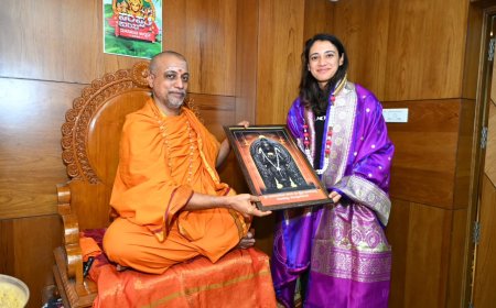 ಶ್ರೀಕ್ಷೇತ್ರ ಬಂಗಾರಮಕ್ಕಿಗೆ ಕ್ರಿಕೆಟರ್ ಸ್ಮೃತಿ ಮಂಧಾನ ಭೇಟಿ: ವೀರಾಂಜನೇಯ ಸ್ವಾಮಿಯ ದರ್ಶನ - ಮಾರುತಿ ಗುರೂಜಿಯವರ ಆಶೀರ್ವಾದ ಪಡೆದ ಸ್ಮೃತಿ