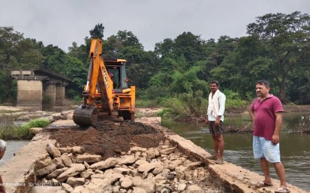 ಸೇತುವೆ ಕುಸಿತಕ್ಕೆ ವರ್ಷಗಳೇ ಕಳೆದರೂ ಶಾಶ್ವತ ಪರಿಹಾರವಿಲ್ಲ: ಗಂಗಾವಳಿ ನದಿಗೆ ಸ್ವಂತ ಖರ್ಚಿನಲ್ಲಿ ತಾತ್ಕಾಲಿಕ ಸೇತುವೆ ನಿರ್ಮಿಸಿಕೊಂಡ ಗ್ರಾಮಸ್ಥರು!