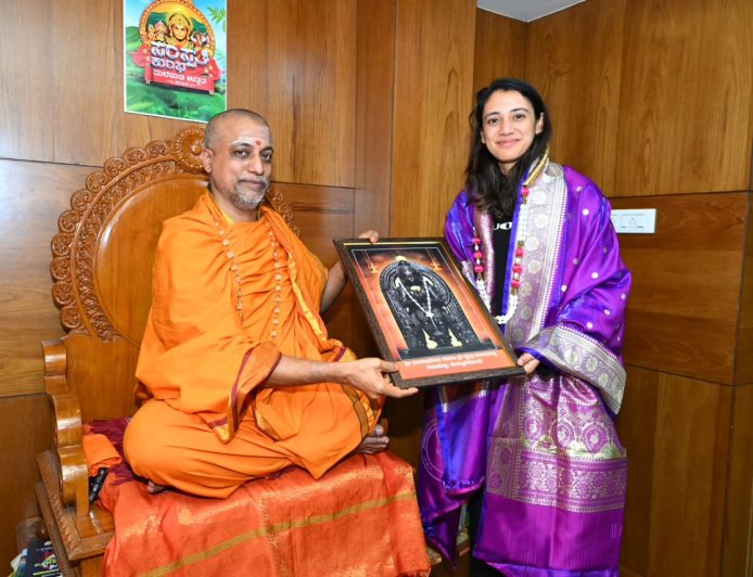 ಶ್ರೀಕ್ಷೇತ್ರ ಬಂಗಾರಮಕ್ಕಿಗೆ ಕ್ರಿಕೆಟರ್ ಸ್ಮೃತಿ ಮಂಧಾನ ಭೇಟಿ: ವೀರಾಂಜನೇಯ ಸ್ವಾಮಿಯ ದರ್ಶನ - ಮಾರುತಿ ಗುರೂಜಿಯವರ ಆಶೀರ್ವಾದ ಪಡೆದ ಸ್ಮೃತಿ