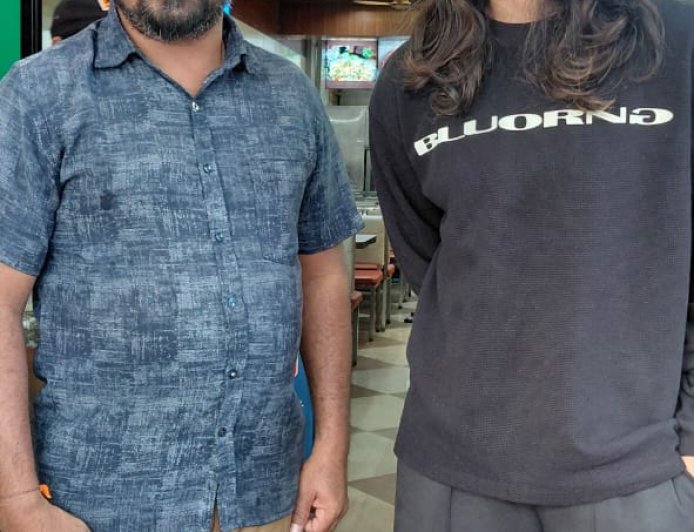 ಯಲ್ಲಾಪುರದ ಹೋಟೆಲ್‌ನಲ್ಲಿ ಸ್ಮೃತಿ ಮಂದಾನ ಉಪಹಾರ ಸವಿದ ಕ್ಷಣ; ರುಚಿಗೆ ಮನಸೋತು ಪಾರ್ಸಲ್‌ ಕೂಡ ತೆಗೆದುಕೊಂಡು ಹೋದ ಕ್ರಿಕೆಟ್ ತಾರೆ!