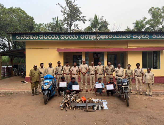 ಅಕ್ರಮವಾಗಿ ಶ್ರೀಗಂಧದ ಮರ ಕಡಿತ: ನಾಲ್ವರು ಆರೋಪಿಗಳ ಬಂಧನ